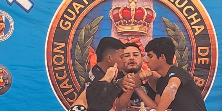 Atletas se miden en el IV Campeonato Nacional de Lucha de Brazos en el Parque de la Paz Carlos “el Pescadito” Ruiz