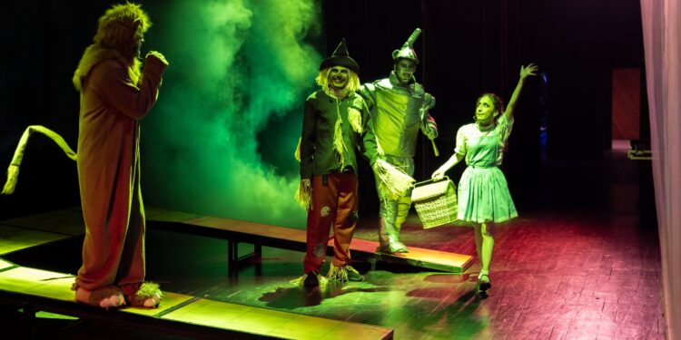 “El misterioso mago” fascina a grandes y chicos en la Gran Sala del Teatro Nacional