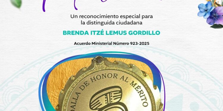 Brenda Itzé Lemus Gordillo recibe la Medalla de Honor al Mérito Popol Wuj 2025
