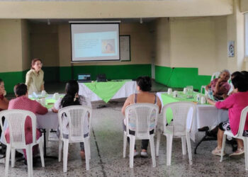 Promotoras de los CADER de San Miguel Petapa aprenden cómo emprender