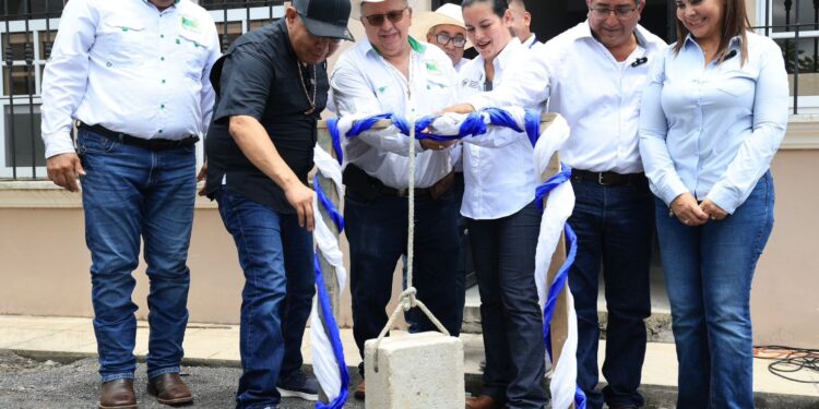 Colocan primera piedra de Laboratorio de Sanidad Animal en Izabal