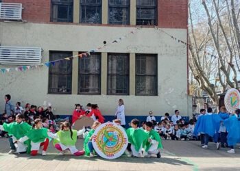 Con bailes y música, escuela uruguaya conmemora la independencia de Guatemala