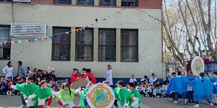 Con bailes y música, escuela uruguaya conmemora la independencia de Guatemala