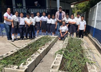 Estudiantes de Chiquimula aprenden de horticultura en huerto didáctico