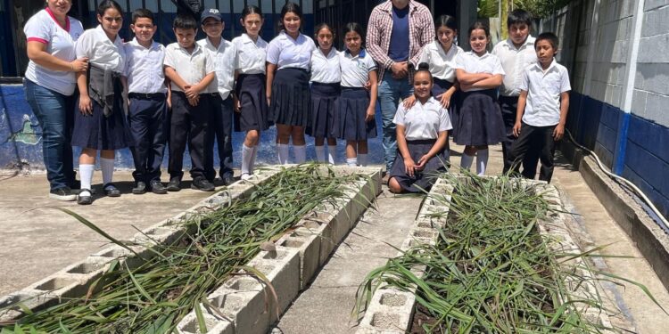 Estudiantes de Chiquimula aprenden de horticultura en huerto didáctico