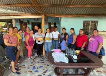 Capacitan a comunitarias de Izabal en prácticas alimentarias saludables