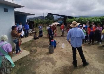 Capacitan a productores en el uso adecuado de bombas aspersoras