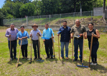 Entrega de insumos agrícolas rortalece huertos escolares en cinco departamentos