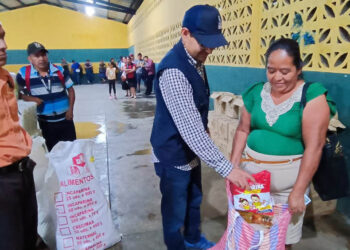 Entregan alimentos como incentivo a su trabajo comunitario
