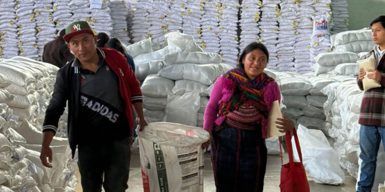 Entregan asistencia alimentaria a familias de Cabricán, Quetzaltenango