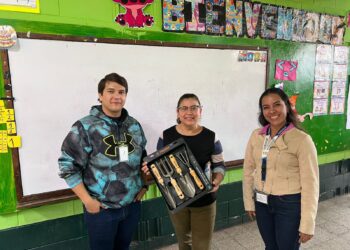 Entregan kits de jardinería y semillas a centros escolares de Sacatepéquez