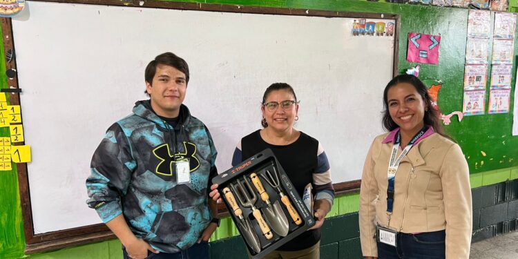 Entregan kits de jardinería y semillas a centros escolares de Sacatepéquez