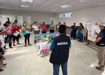 Familias de Izabal reciben alimentos y charlas de nutrición