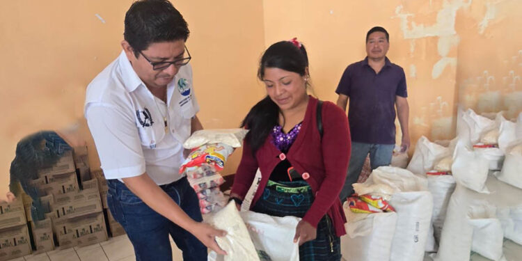 Familias de Tajumulco reciben alimentos como incentivo a su trabajo comunitario