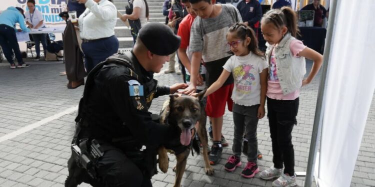 Familias de la zona 21 participan en actividad “Un día con mi comunidad”
