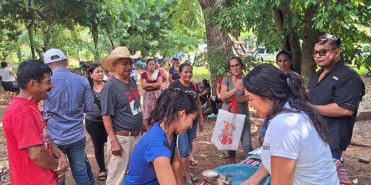 Instruyen a educadoras de Hogar Rural para fortalecer producción avícola