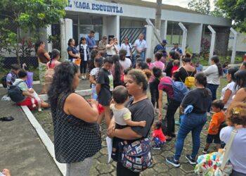Madres de niños con desnutrición aguda reciben alimentos