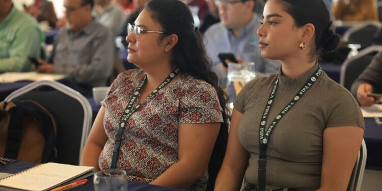 Personal refuerza conocimientos de controles cuarentenarios para prevenir ingreso de plagas