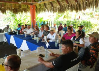 Pescadores artesanales del Pacífico expresan necesidades en mesa de trabajo