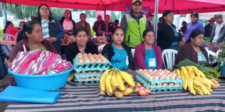 Primera Feria del Agricultor se realiza con éxito en San Juan Chamelco