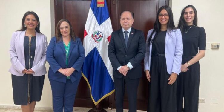 Guatemala y República Dominicana coinciden en fortalecer los vínculos económicos y de cooperación
