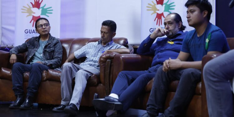 GUATEPAZ 2025: Escritores tejen realismo mágico y tradición en el Conversatorio Literario