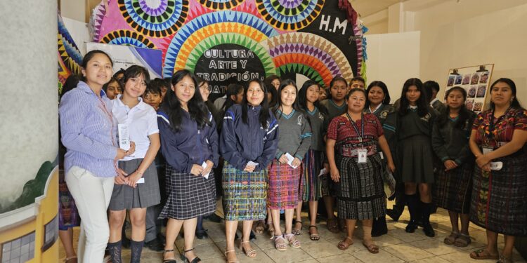 Diálogo Intergeneracional: Recorrido guía a 50 jóvenes Kaqchikel a preservar sus sitios sagrados