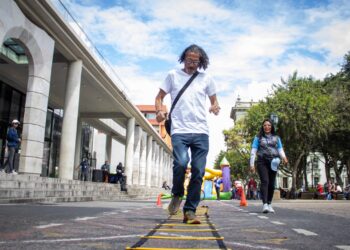Niños y niñas disfrutan de una jornada recreativa en la Plaza de la Constitución