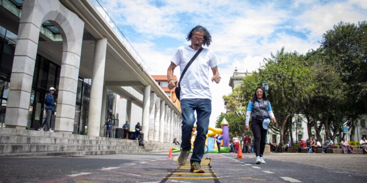 Niños y niñas disfrutan de una jornada recreativa en la Plaza de la Constitución
