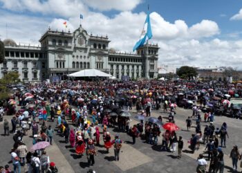 Conviteros llenan de color, música y tradición la Plaza de la Constitución