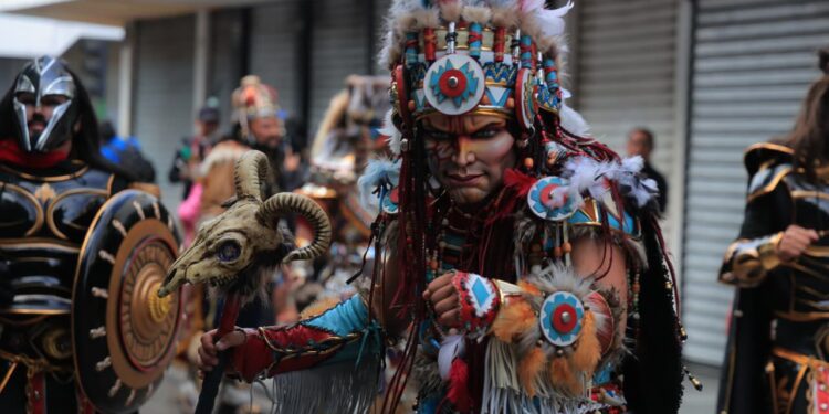 Convite Centenario derrocha brillo, color y 112 años de historia en el Paseo de la Sexta
