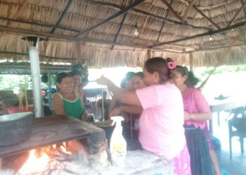 Identidad Cultural: MCD promueve la elaboración de velas artesanales en San José, Petén