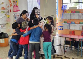 Niños de San Andrés Semetabaj preservan la tradición de las máscaras inspiradas en la fauna local