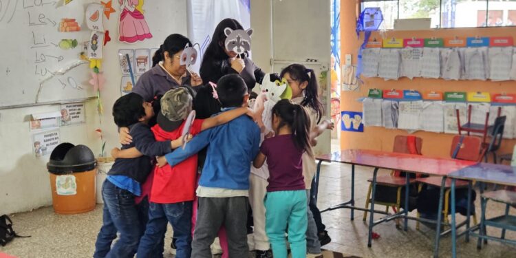Niños de San Andrés Semetabaj preservan la tradición de las máscaras inspiradas en la fauna local