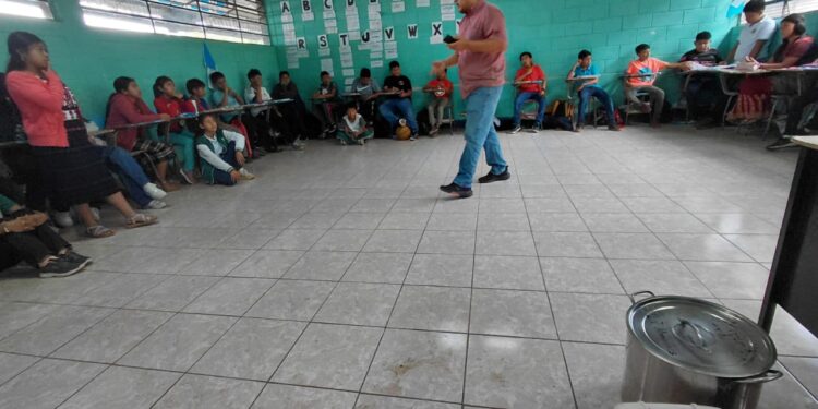 Niños de Santo Domingo Xenacoj descubren el legado literario de Miguel Ángel Asturias