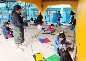 Vuela Alto la Tradición: Niños de Quiché preservan identidad en taller de barriletes
