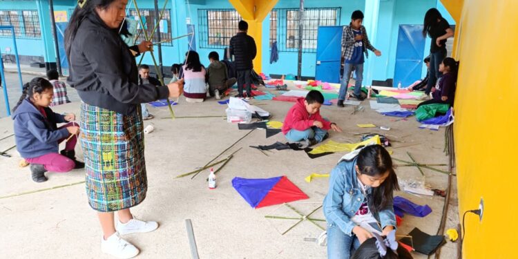 Vuela Alto la Tradición: Niños de Quiché preservan identidad en taller de barriletes