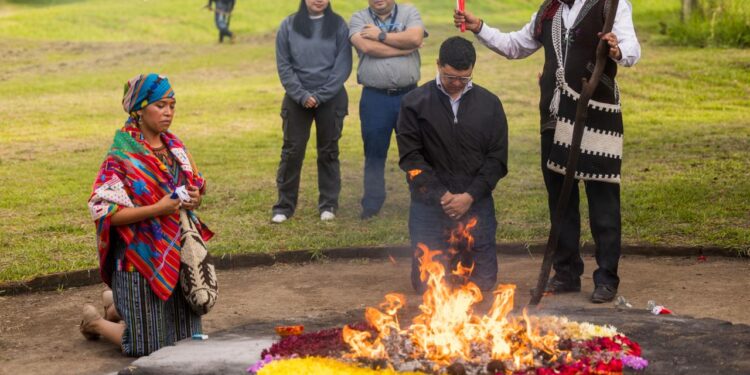 ¿Por qué los Ajq’ijab’ o guías espirituales utilizan carné para realizar ceremonias mayas?