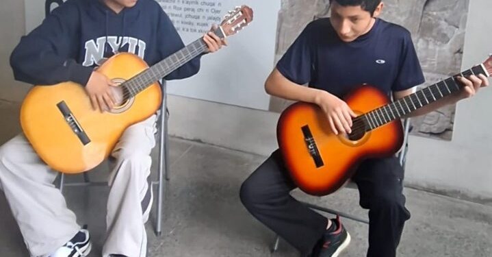 Clases de guitarra del Parque de la Paz Carlos “el Pescadito” Ruiz: semillero de talento artístico