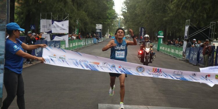 El sololateco Williams Julajuj brilló en la Carrera Leyendas 2025 en el festejo de la Revolución