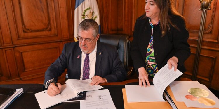 El presidente de la República, Bernardo Arévalo, sanciona la Política del Deporte 2025-2040