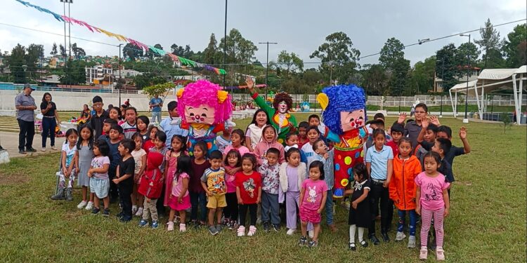 Celebran el Día del Niño en Cobán con jornada recreativa y juegos tradicionales