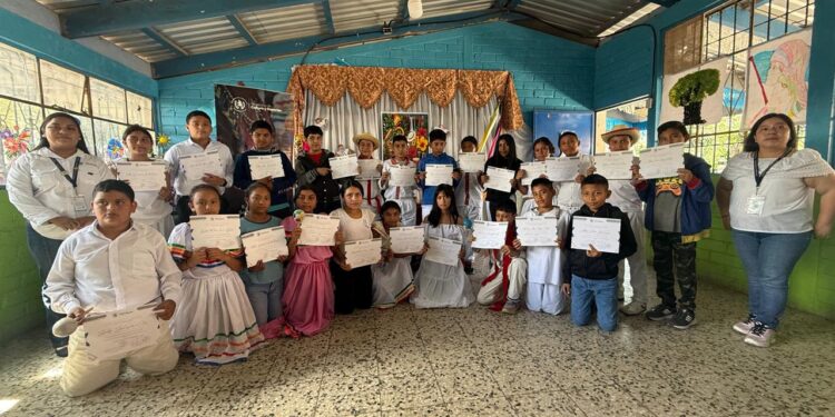 MCD: Estudiantes de Santa María Ixhuatán concluyen formación en idioma y tradiciones