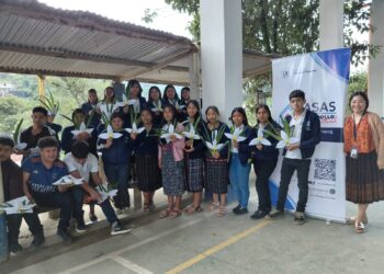 Taller en Santo Domingo Xenacoj fortalece la identidad cultural Kaqchikel en estudiantes