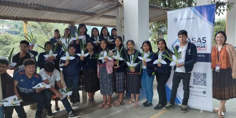 Taller en Santo Domingo Xenacoj fortalece la identidad cultural Kaqchikel en estudiantes