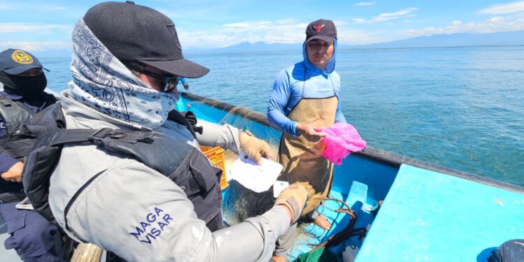 Refuerzan patrullajes acuáticos para garantizar la pesca responsable en el litoral Pacífico