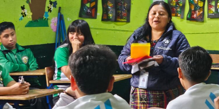 MCD impulsa taller sobre el significado de los colores en la cosmovisión maya de Santiago Sacatepéquez