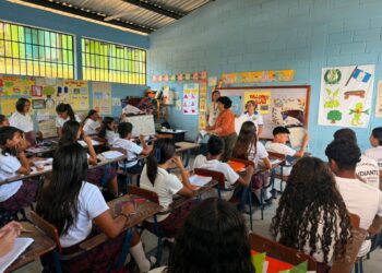 Dialogan sobre la cosmovisión maya y el conocimiento ancestral en Melchor de Mencos, Petén