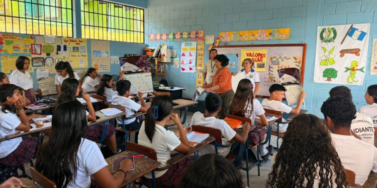 Dialogan sobre la cosmovisión maya y el conocimiento ancestral en Melchor de Mencos, Petén