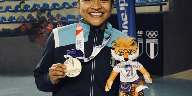 Beberlin Clara: De Coordinadora MCD a Medallista de Oro Centroamericana en Futsal
